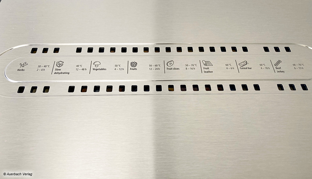 Die Dörrtabelle auf der Oberseite des Deckels gibt beim Caso einen praktischen Überblick über die gängigsten Dörrzeiten
