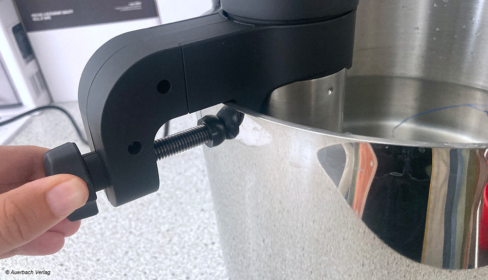 Mittels einer Feststellschraube lassen sich die Sous-vide-Garer an Töpfen oder anderen geeigneten Behältnissen befestigen