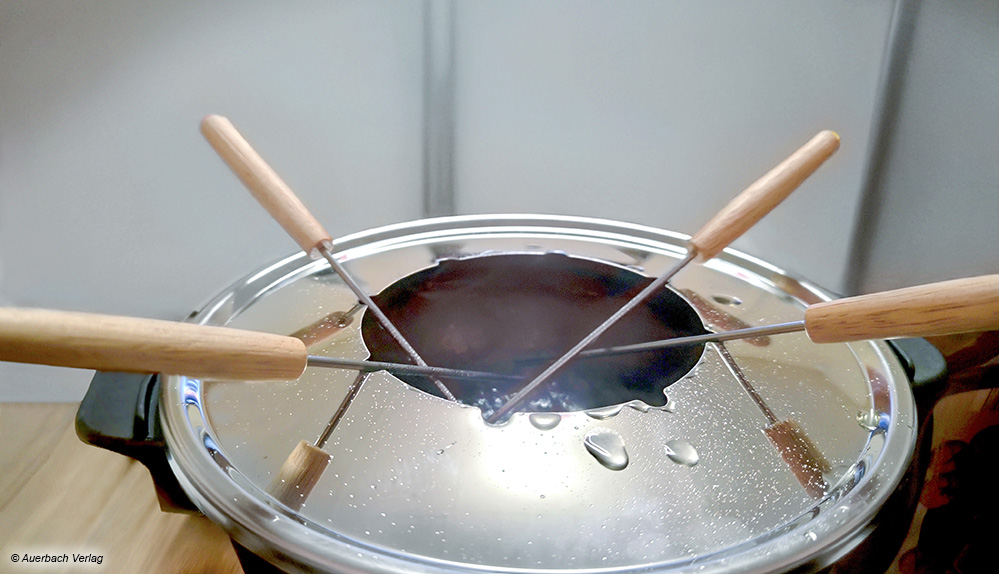 Im Fondue können verschiedene Speisen zubereitet werden. Fleisch wird in heißem Öl gebacken, der Spritzschutz sorgt dafür, dass das Öl im Topf bleibt
