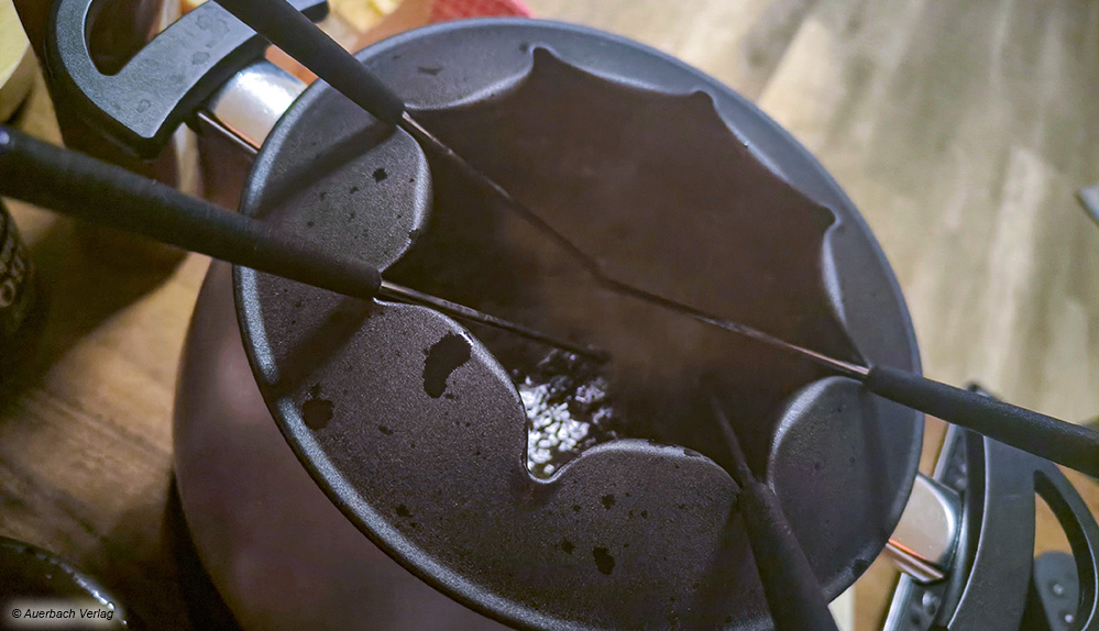 Beim Fondue von Klamer beobachten wir eine stärkere Rauchentwicklung, obwohl Fleisch, Öl und Temperatur identisch zu den anderen Geräten sind