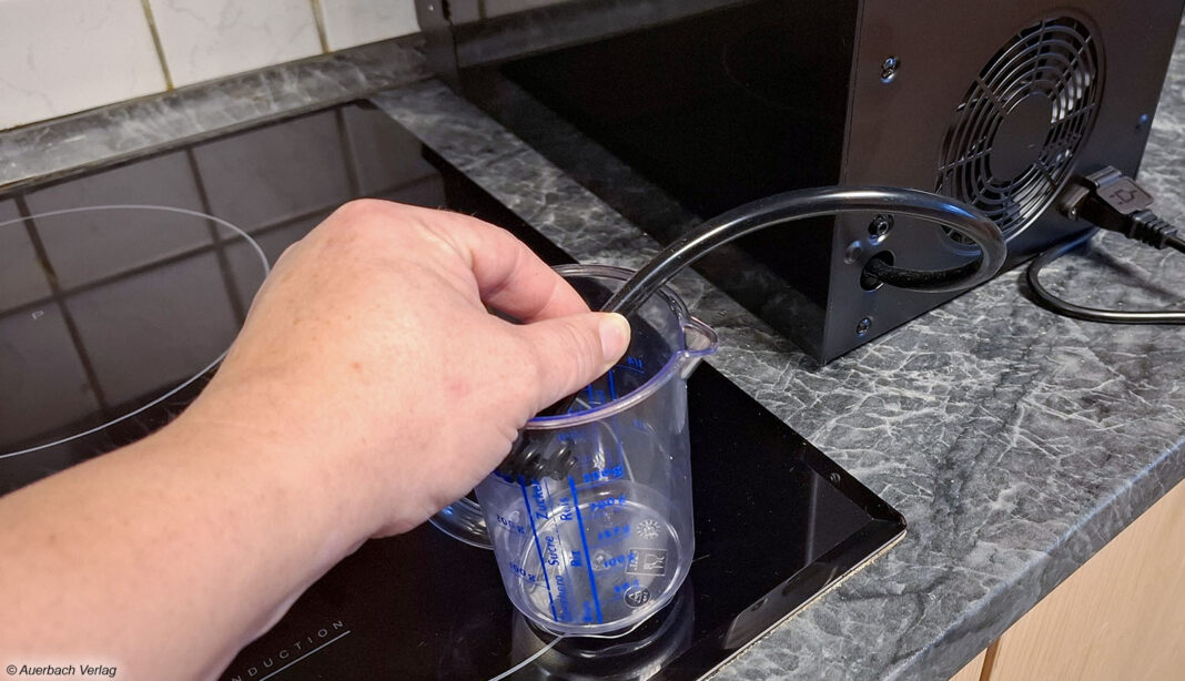 Sollte ein Missgeschick passieren und eine Flasche undicht werden, bietet der Ablaufschlauch die Möglichkeit, das Kühlfach schnell zu entleeren