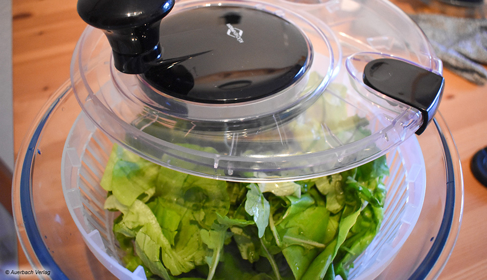 Unterschiedliche Antriebstechniken: Die Salatschleuder von Küchenprofi setzt auf die klassische Kurbeltechnik