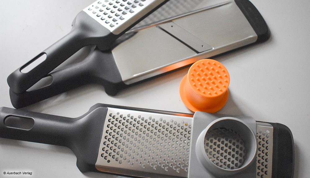 Fiskars bietet eine clevere Multireibe: Ein Set aus drei Handreiben mit praktischem Hobelschlitten