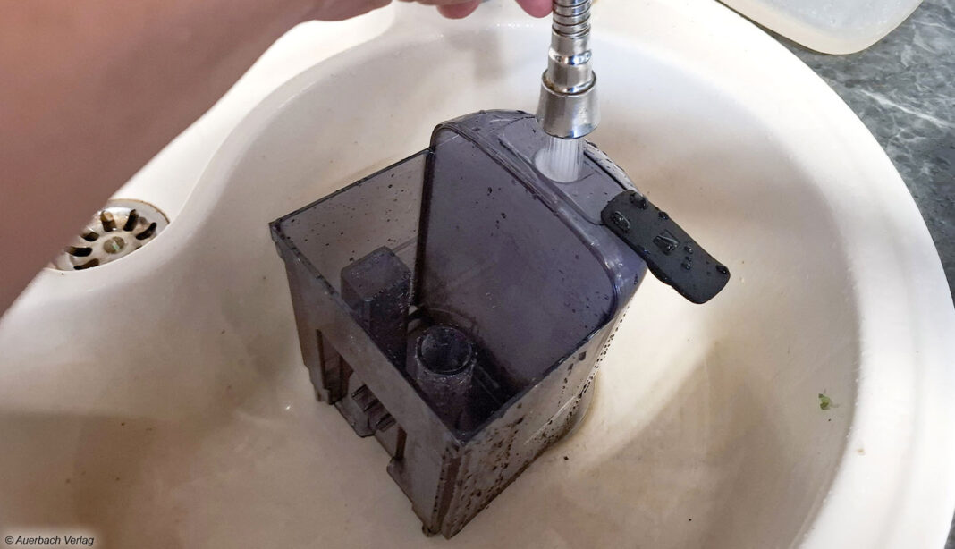 Der kombinierte, aber im Inneren getrennte Schmutz- und Frischwassertank ist abnehmbar, lässt sich somit leicht befüllen und reinigen
