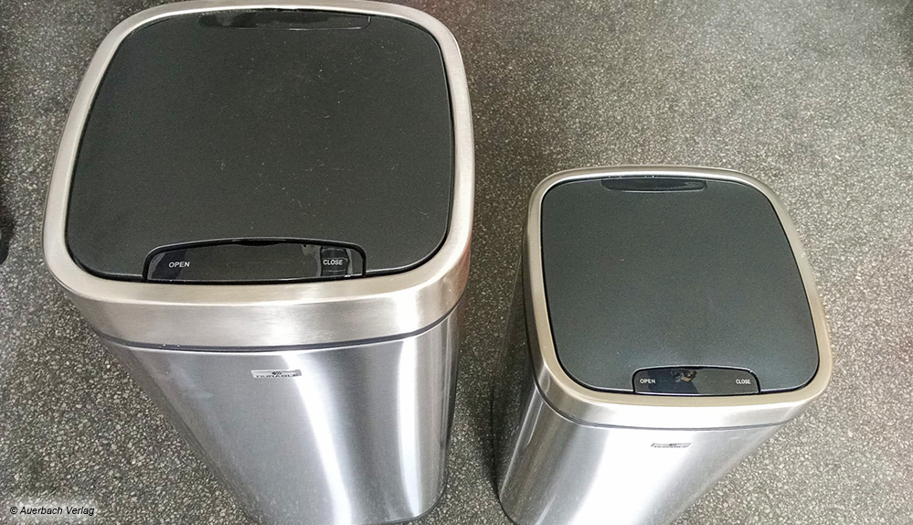 Die Durable-Mülleimer mit 21 l (links) und 12 l Fassungsvermögen (rechts) im direkten Größenvergleich zueinander 
