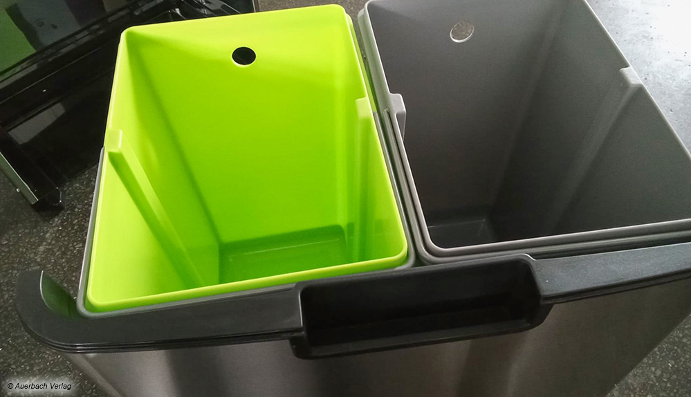 Der All-in-one-Mülleimer von Infactory bietet mit mehreren Etagen und Eimern die Möglichkeit, den Müll zu trennen