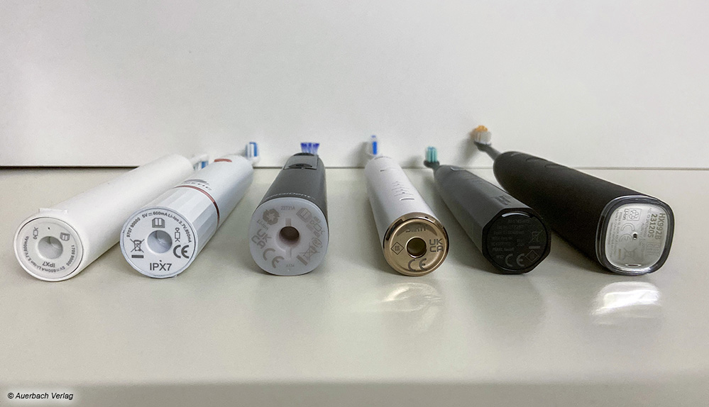 Wenn die Standfläche sehr klein oder abgerundet ist, wird es schwierig mit einem guten Stand. Da helfen nur kleine Kunststofffüßchen, um ein Abrollen zu verhindern.