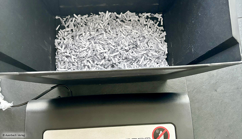 Der Auffangbehälter des Geräts muss je nach Modell unterschiedlich häufig geleert werden. Beim großen Rexel-Vernichter ist dies eher selten erforderlich