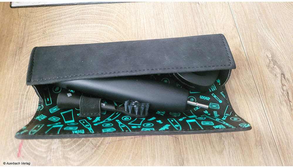 Die Happybrush-Bürsten zeichnen sich durch ihre lange Akkulaufzeit aus. Das Ladegerät passt dennoch gut in das erhältliche Reiseetui. 