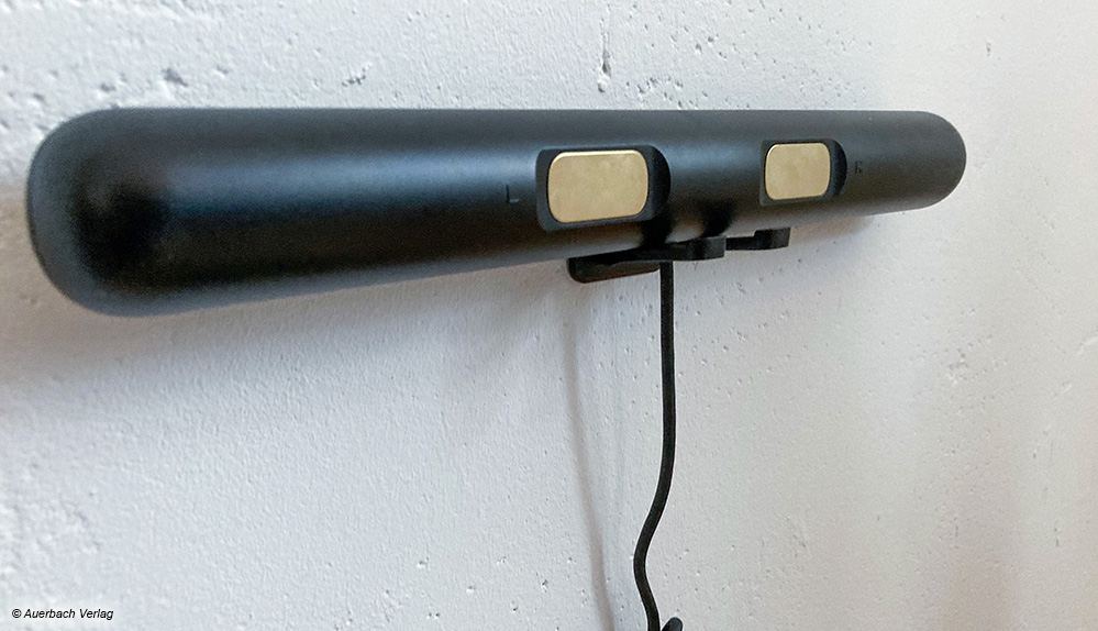 Mit der zugehörigen Klebehalterung kann der Handsensor von Newgen Medicals unkompliziert an der Wand angebracht werden