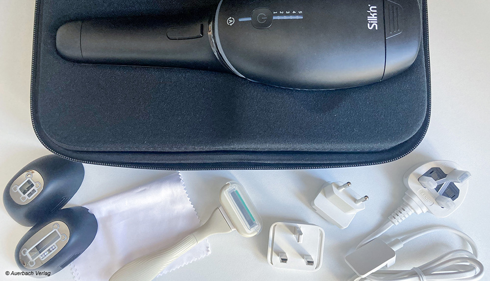 Beim Silk’n Seven sind neben Rasierer und Reinigungstuch auch verschiedene Aufsätze und Netzstecker im Koffer enthalten 
