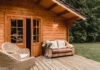 Gartenhaus mit Terrasse und Couch