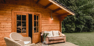 Gartenhaus mit Terrasse und Couch
