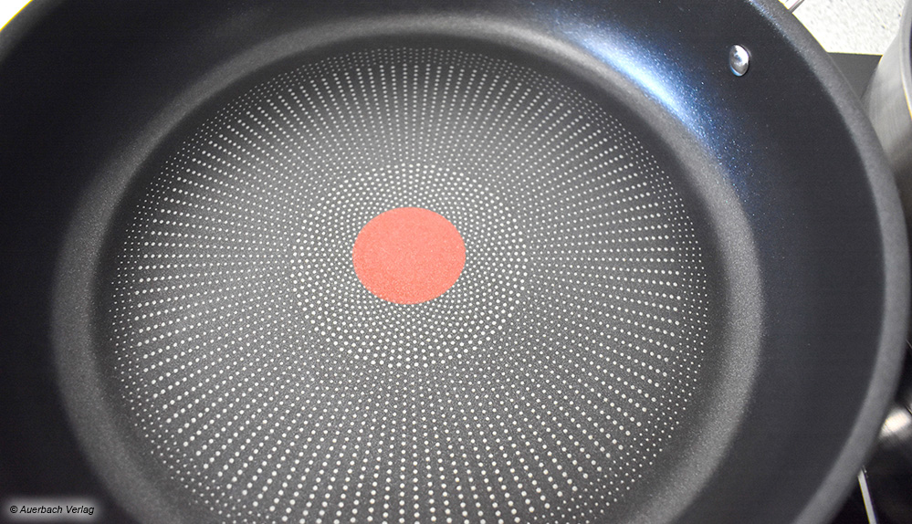 Die Tefal-Pfannen zeigen mit dem Thermo-Signal, ob sie heiß genug sind. Das ist gut zur Orientierung für Kochanfänger