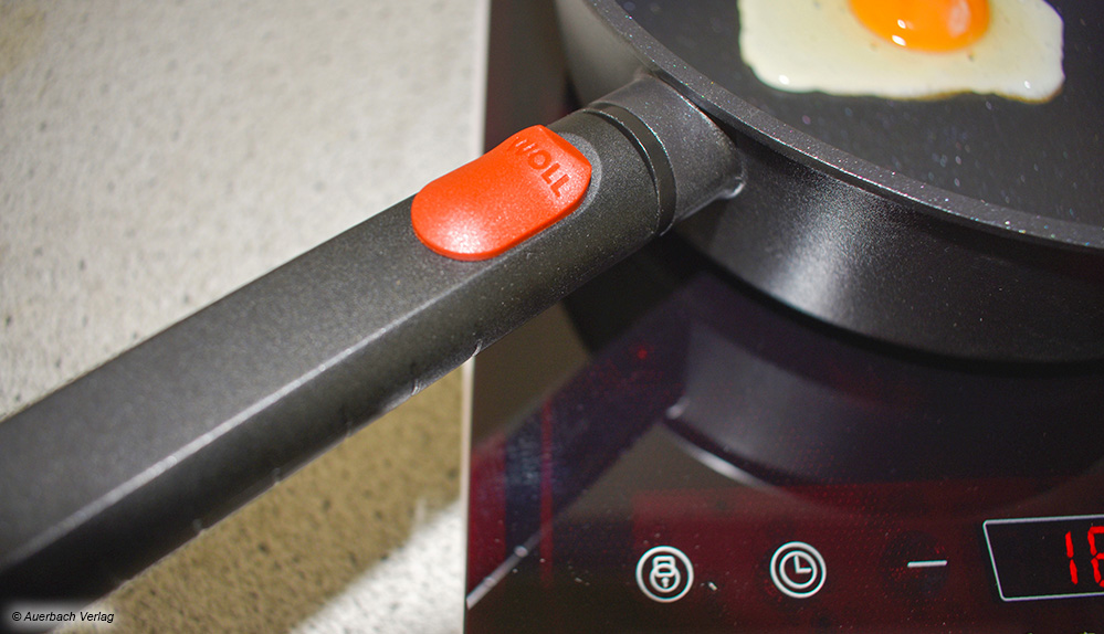Der Griff der Eco Logic aus dem Hause Woll ist mit einem Klick auf die rote Taste gelöst und die Pfanne kann so problemlos in den Backofen wandern