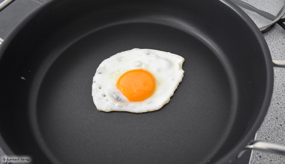 Fiskars Taiten-Bräter liefert das perfekte Spiegelei, das selbst ohne Fett nicht am Boden haften bleibt