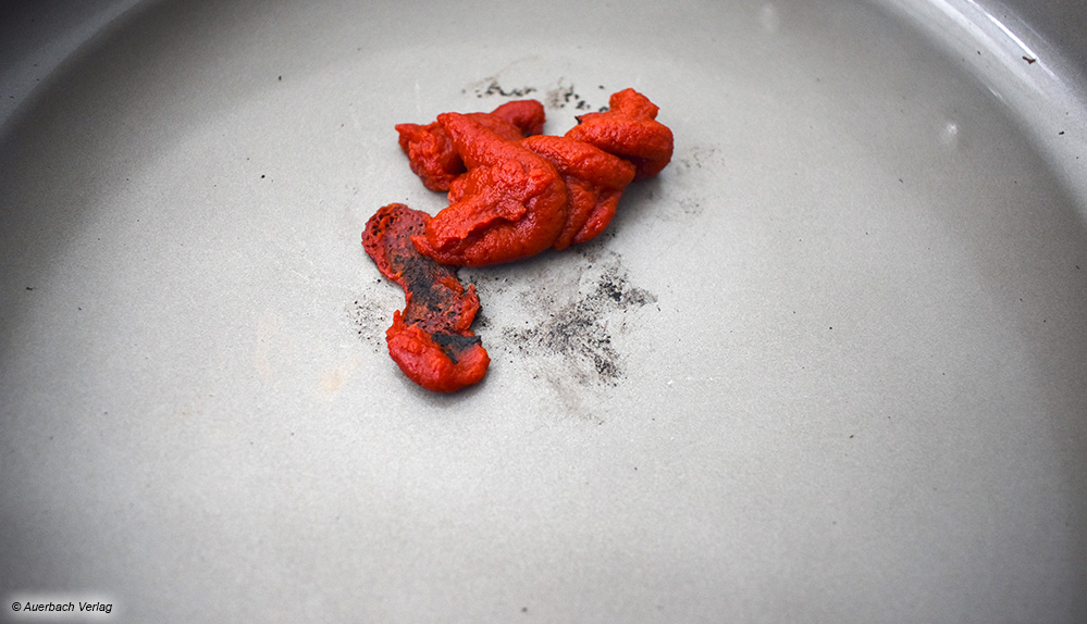 Im Norden-Bräter hinterlässt Tomatenmark beim Anbrenntest dagegen dunkle Flecken im Pfannenboden