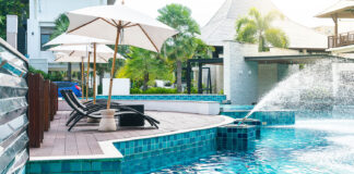 Pool unter Palmen