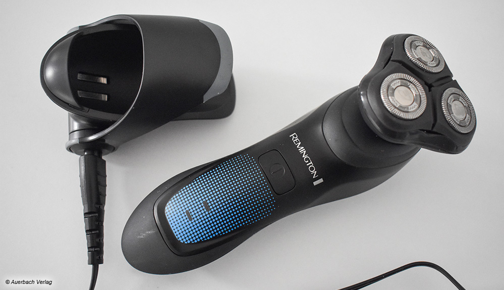 Die Ladestation des Remington Hyperflex Aqua kann im Liegen genutzt werden und ist klappbar