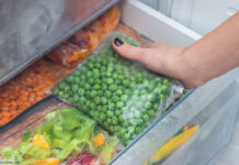 Erbsen und Gemüse im Gefrierschrank