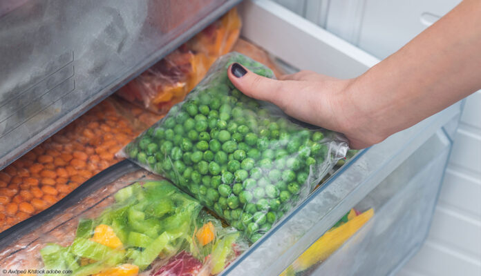 Erbsen und Gemüse im Gefrierschrank