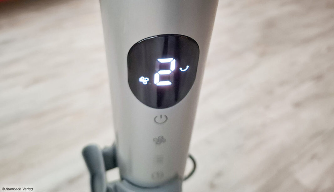 Das des Drei Polyfan 502 Display gibt Aufschluss über die aktuelle Geschwindigkeitsstufe darunter befinden sich Grundbedienelemente