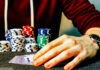 Hand mit Casinojetons
