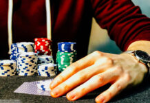 Hand mit Casinojetons