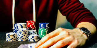 Hand mit Casinojetons