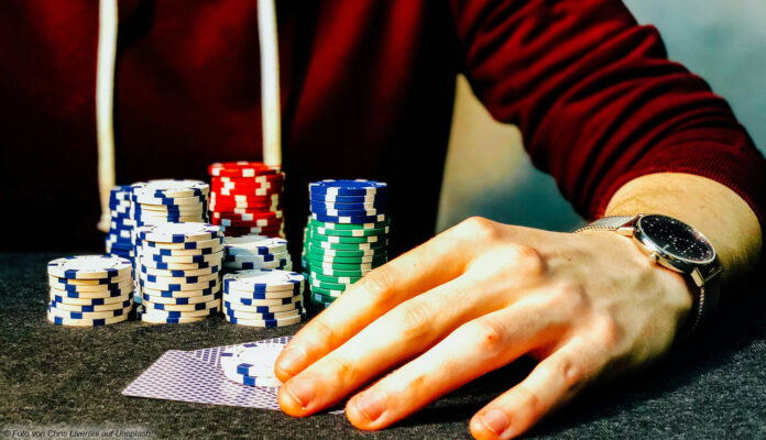 Hand mit Casinojetons