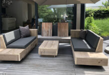 Holzmöbel auf Terrasse