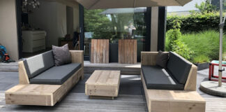 Holzmöbel auf Terrasse