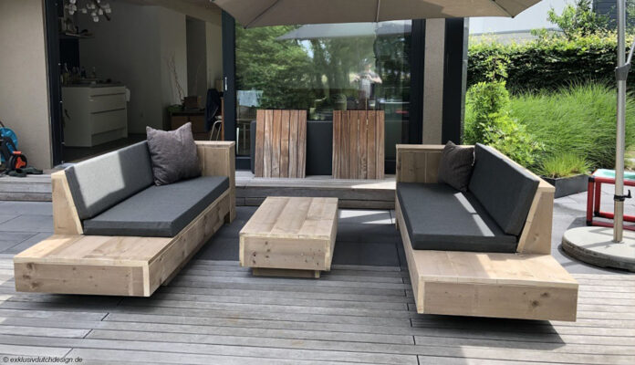 Holzmöbel auf Terrasse