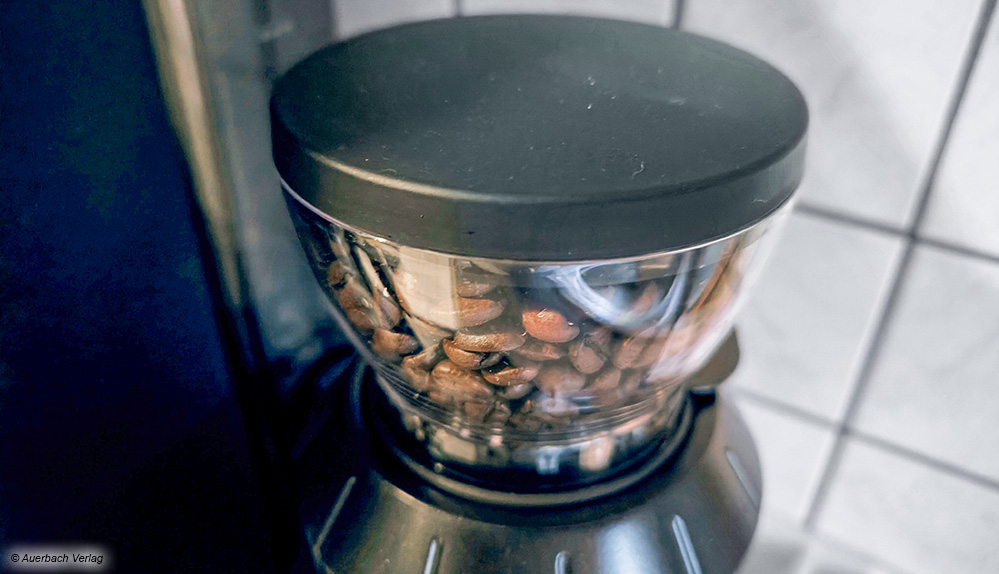 Wenn die Kaffeemühle einen Vorratsbehälter besitzt, ist es wichtig, dass der Deckel luftdicht abschließt, damit die Bohnen auch bei längerer Verweildauer frisch bleiben 
