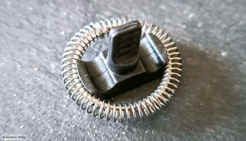 Einfaches Prinzip, tolle Wirkung: Eine Spiralfeder sitzt auf dem Drehaufsatz, der in die Maschine gesteckt wird. Durch schnelles Drehen entsteht so Milchschaum
