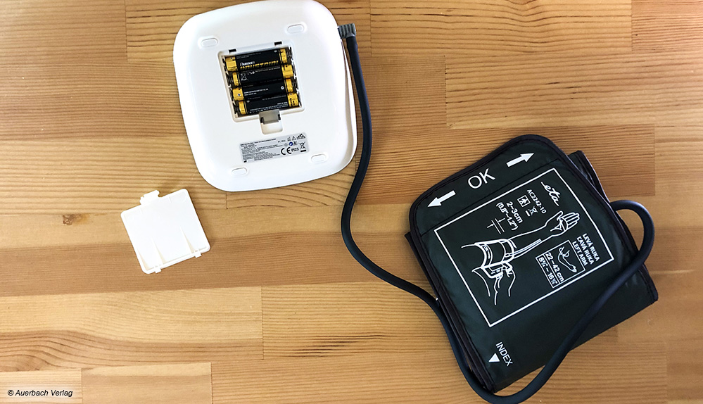  Die meisten Testmodelle funktionieren mit einfachen Batterien, wie dieses Modell von Eta für die Oberarm-Messung