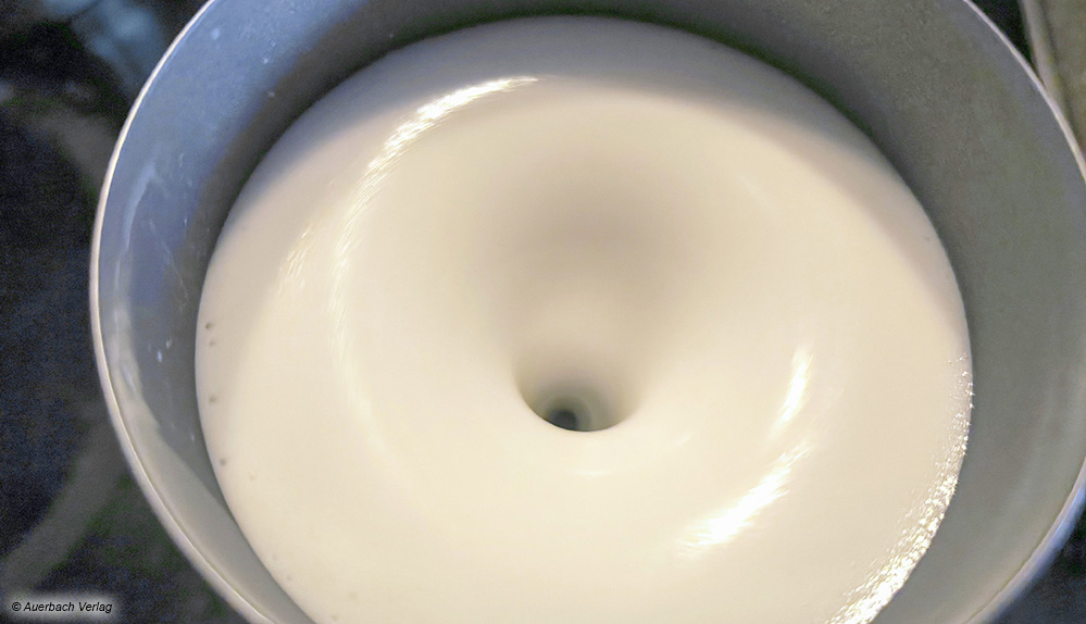 Durch Verwirbelung wird Luft in die Milch eingebracht. Dadurch entsteht ein erstaunlich fester und perfekt geeigneter Milchschaum 
