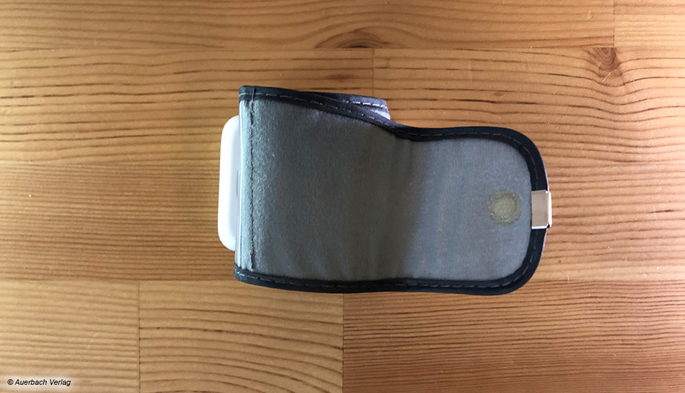 Ein kleines Detail für eine bequeme Messung am Handgelenk ist dieser Klettverschluss bei Ecomed 
