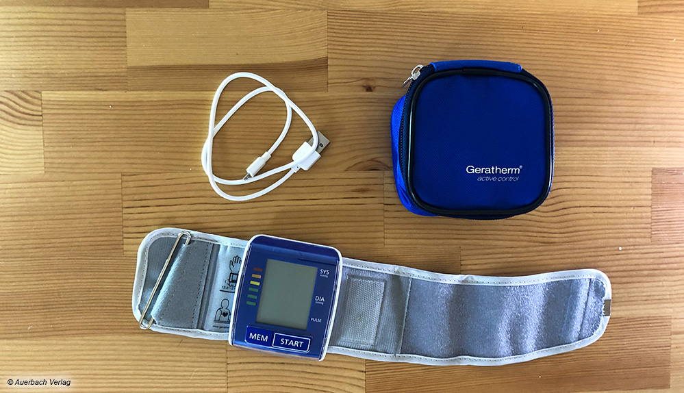 Ein handliches Modell mit Ladekabel und Tasche ist das Geratherm-Messgerät für das Handgelenk