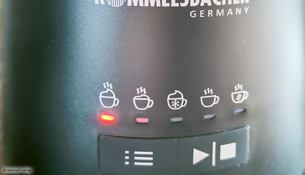 Einige Milchaufschäumer sind mit mehreren Programmen zur Zubereitung von kaltem und warmem Milchschaum sowie Milchheißgetränken ausgestattet