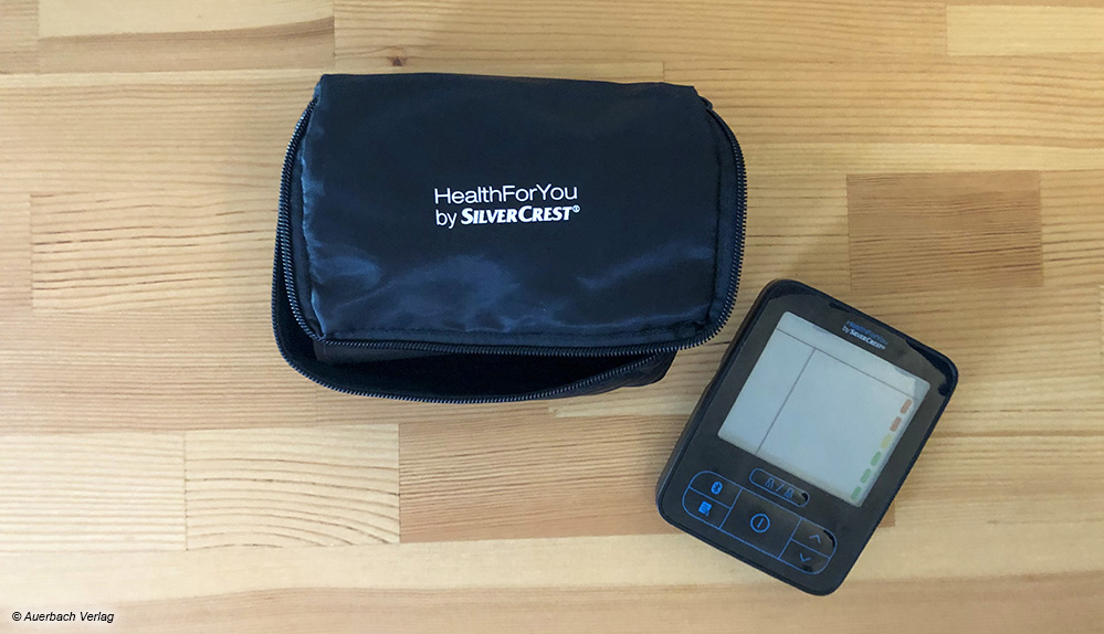 Das smarte Gerät von Silvercrest hat im Lieferumfang eine Aufbewahrungstasche um Manschette, Schlauch und Gerät sicher zu verstauen. 