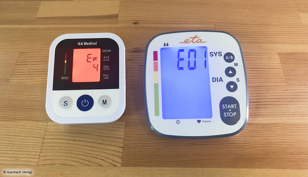 Die Displays unterscheiden sich teilweise deutlich in der Größe, wie hier das von IEA Medical mit roter Warnfunktion und das Eta (Oberarmgeräte) 
