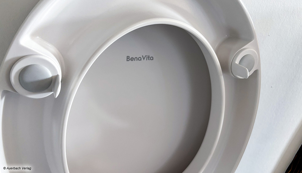 Hier beim Modell Bena Vita zu sehen, aber bei allen Modellen ähnlich: die beiden Sicherungen gegen ein Verrutschen der Toilettenbrille
