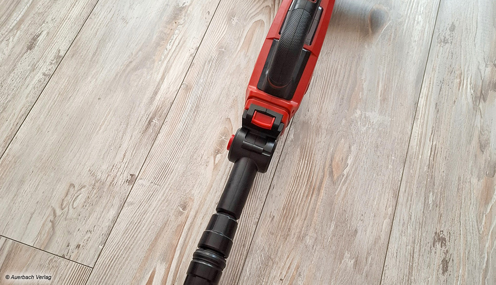 Beim Einhell kann statt des Akkus eine Teleskopstange angebracht werden, wobei der Akku ergonomisch vorteilhaft am unteren Ende der Stange sitzt