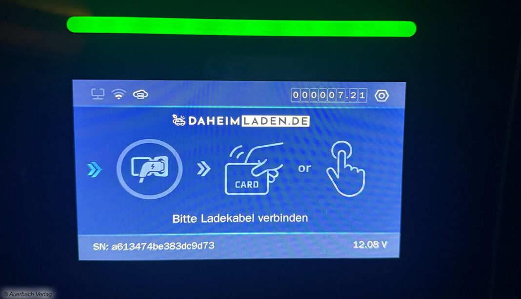 Das große Touch-Display des Daheimladers informiert nicht nur über den aktuellen Status, sondern die Wallbox kann hierüber auch konfiguriert werden