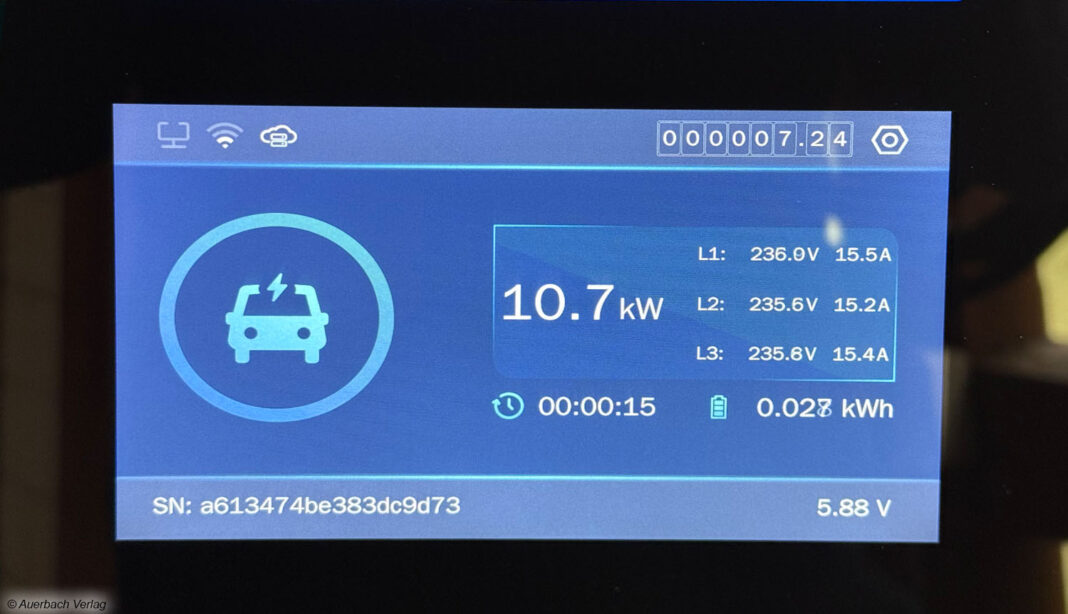 Während des Ladevorgangs informiert das Display über den Ladefortschritt