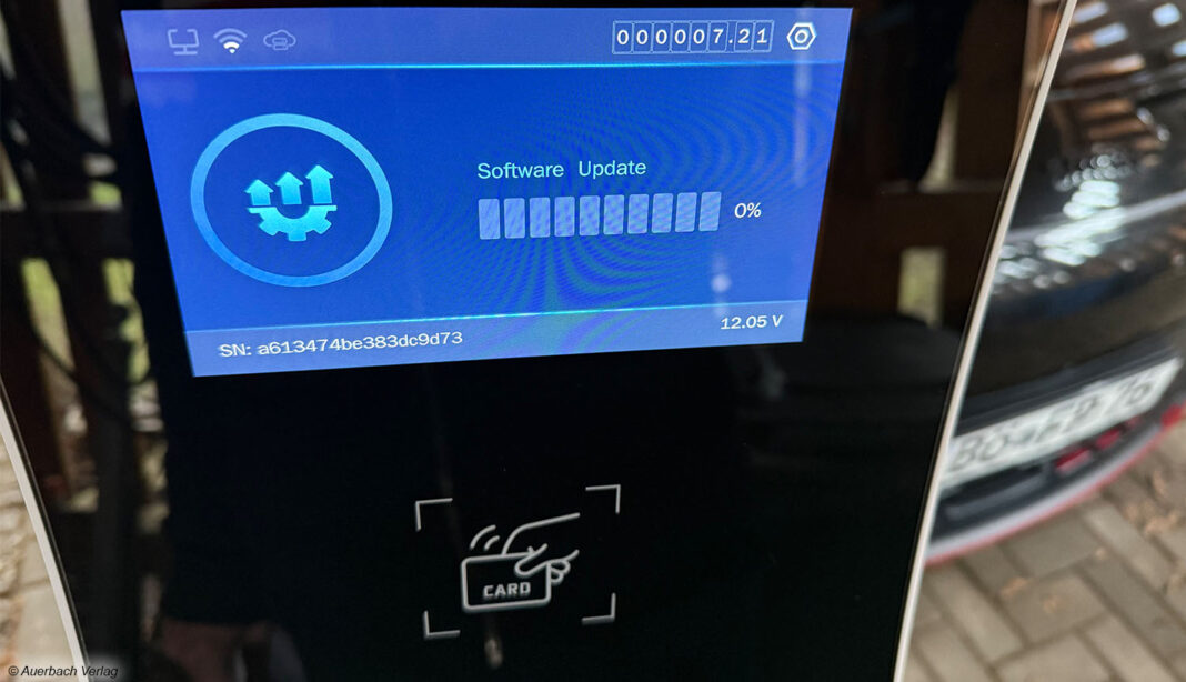 Unter dem Touchdisplay befindet sich der Kartenleser für die RFID-Karten, um den Ladevorgang hierüber zu starten