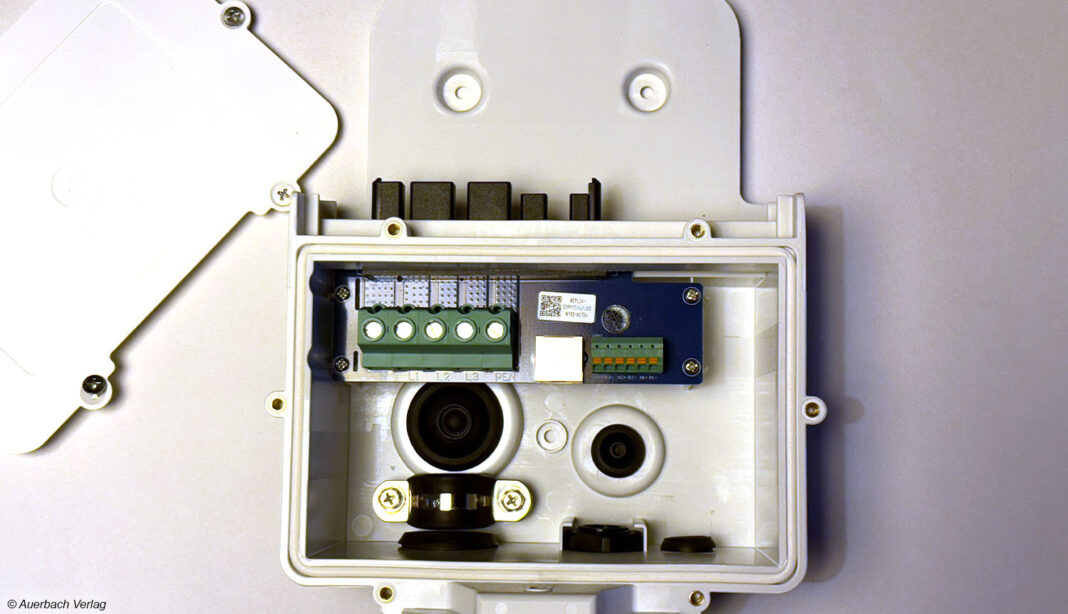 Die Dockingstation wird vom Fachmann installiert und ermöglicht es, die Wallbox ohne Aufwand abzunehmen.