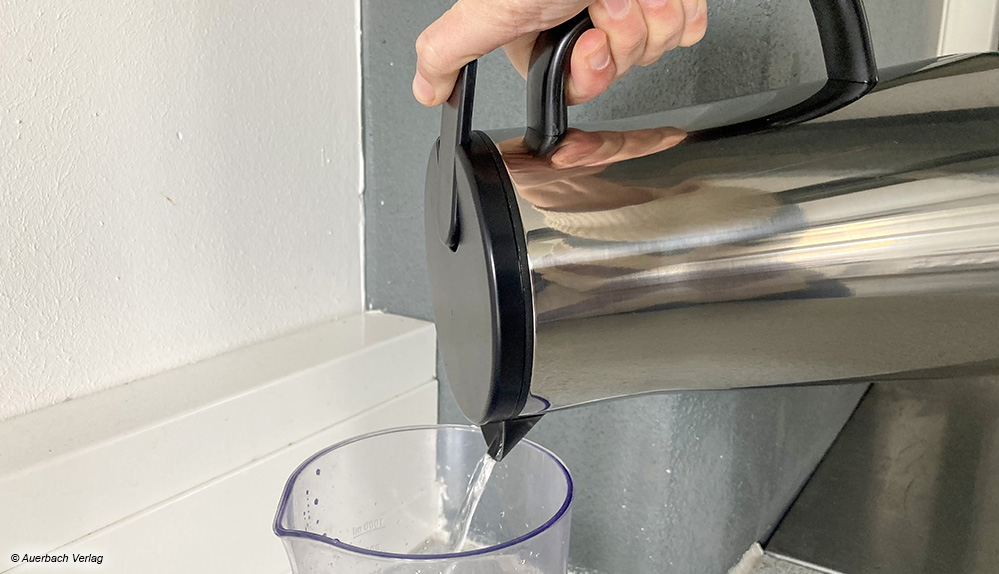 Durch ständiges Gedrückthalten des Hebels am Deckel der Isolierkanne von Tchibo kann mit einer Hand ausgegossen werden