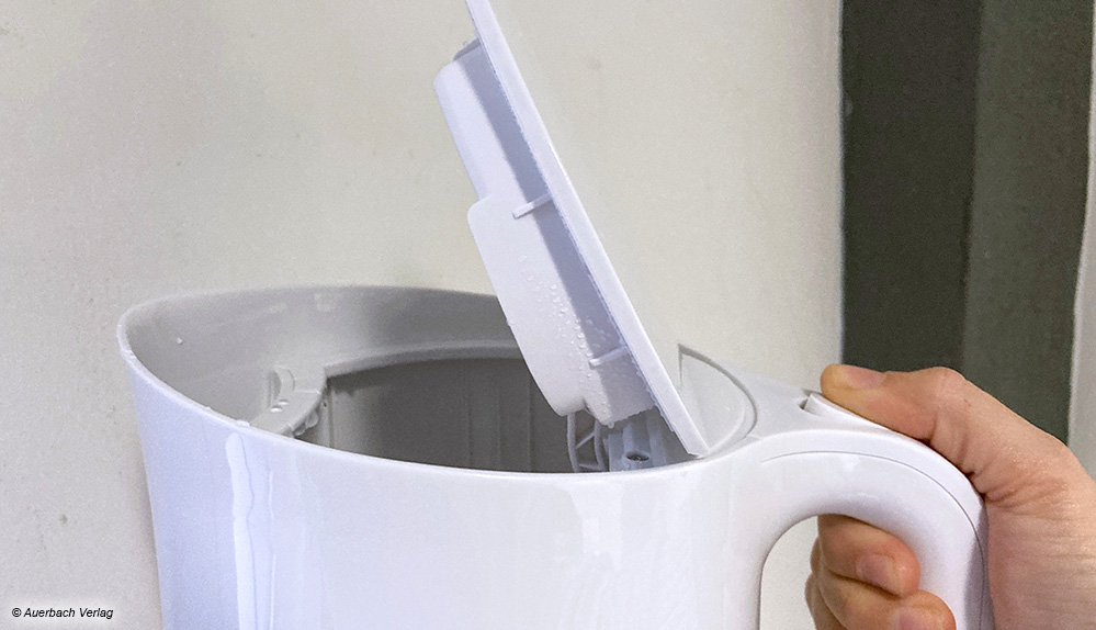 Wie beim Wasserkocher von Braun kann der Deckel bei vielen Modellen mit einer Hand per Knopfdruck am Griff geöffnet werden